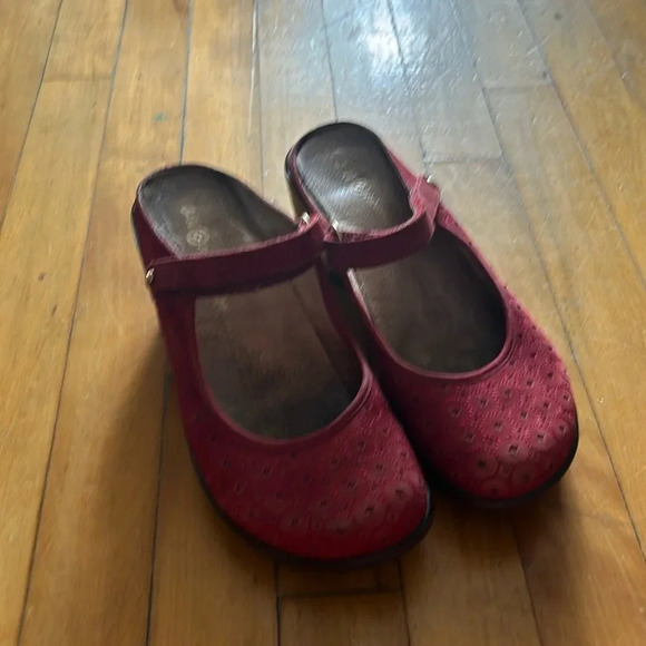 J-41  mary janes - Picture 1 of 7